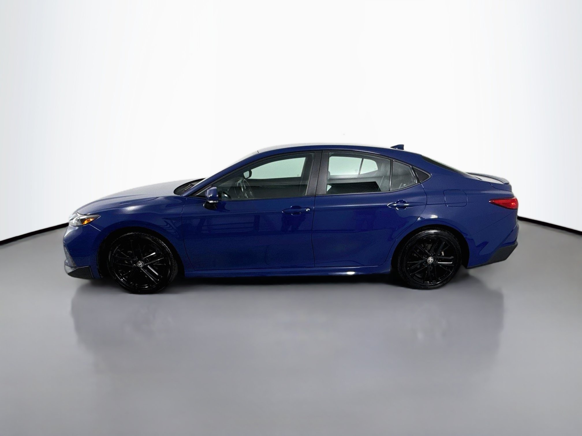 Used 2025 Toyota Camry SE FWD image 4