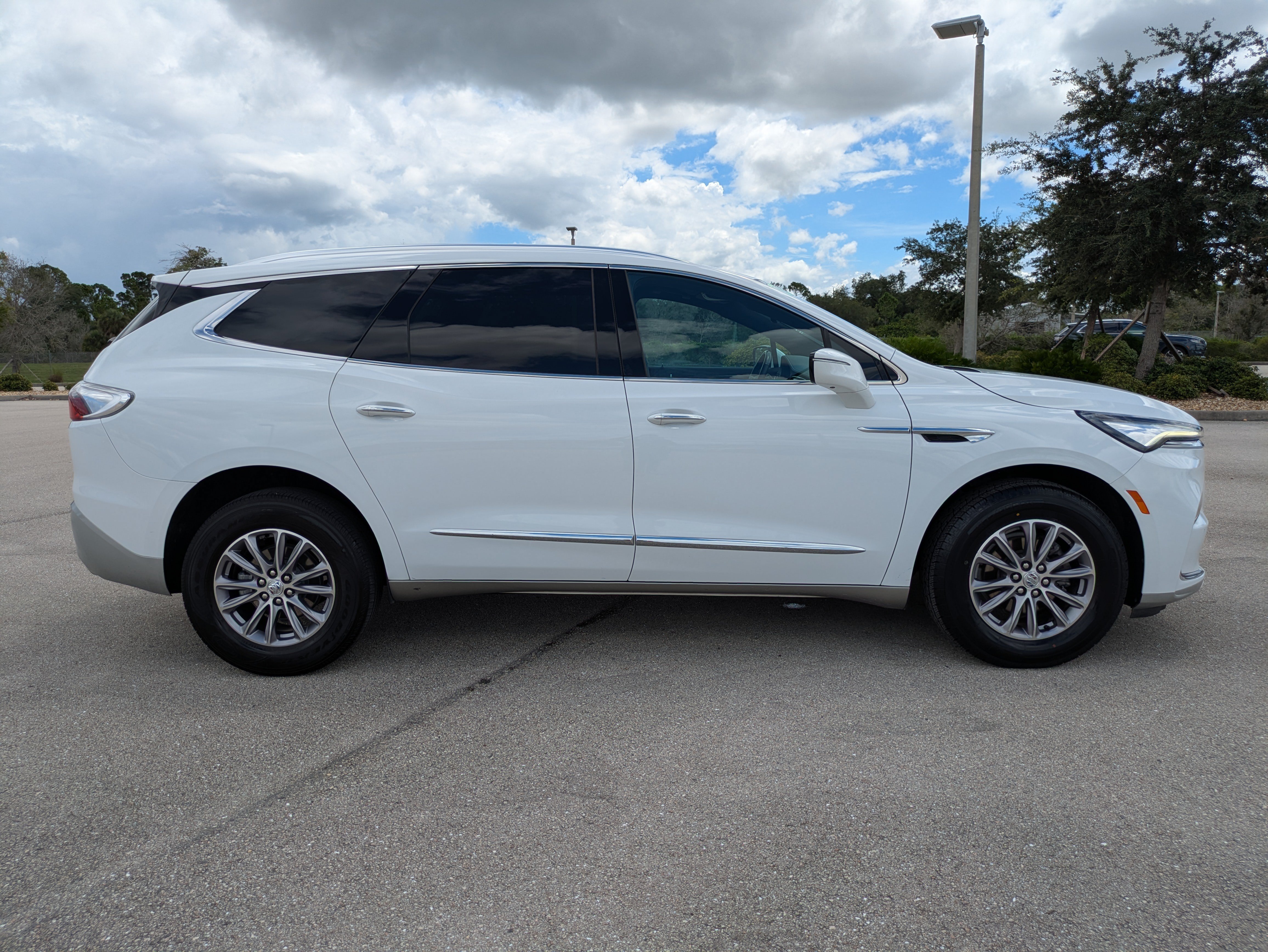 Used 2023 Buick Enclave Essence w/ Sound and Sites Package FWD image 3