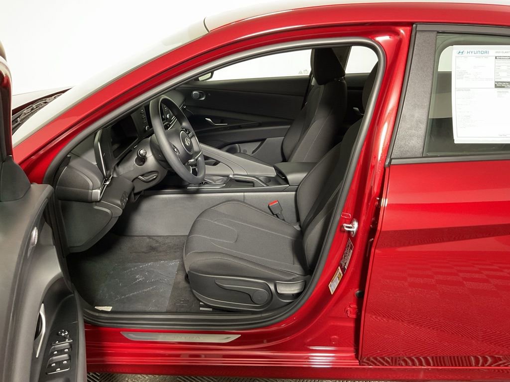 New 2025 Hyundai Elantra SE image 21