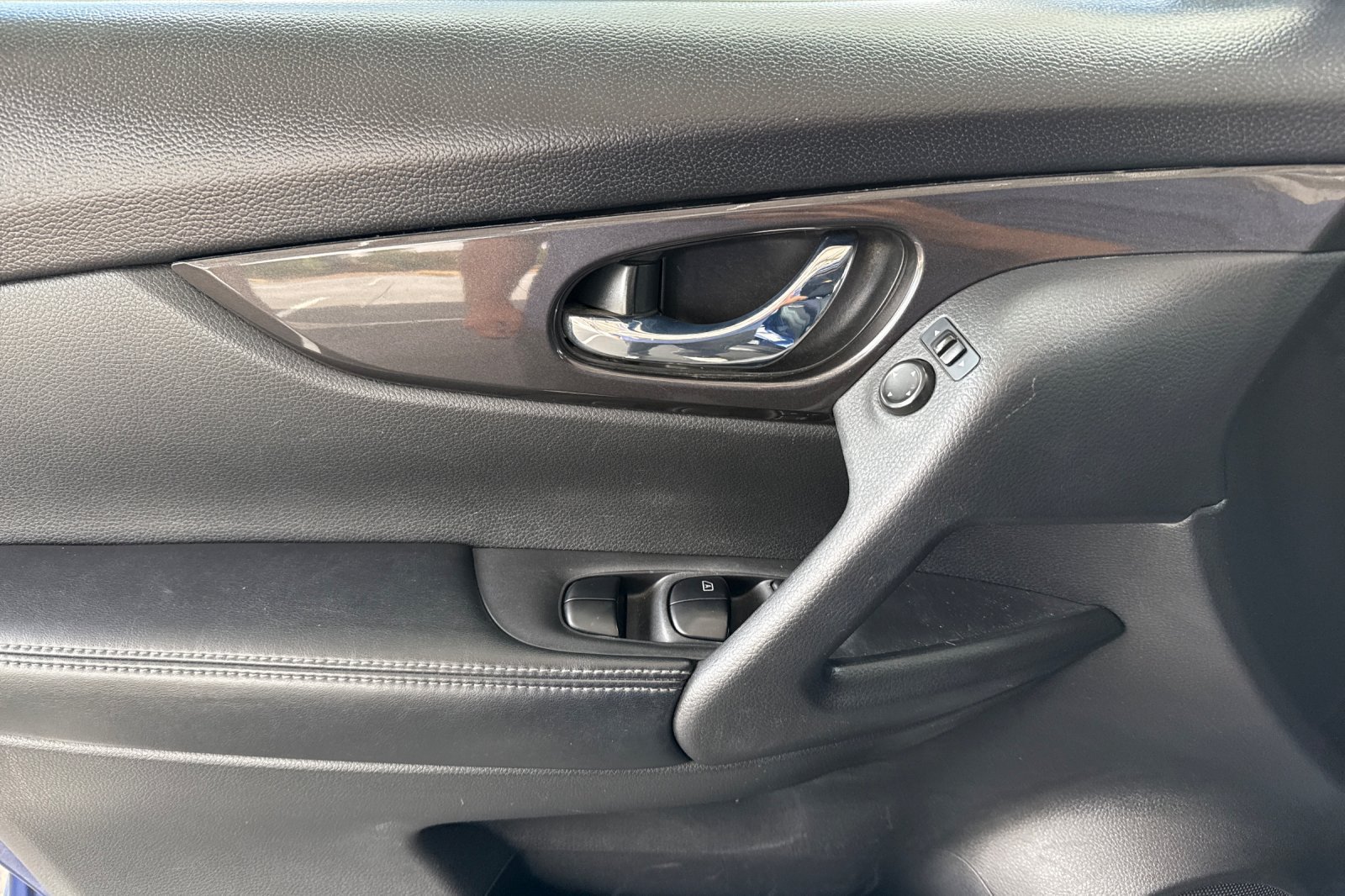 Used 2018 Nissan Rogue SV FWD image 16