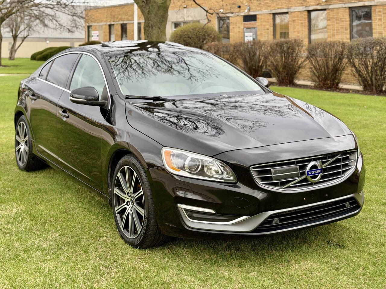 Used 2017 Volvo S60 T5 Inscription Platinum w/ Climate Package image 2