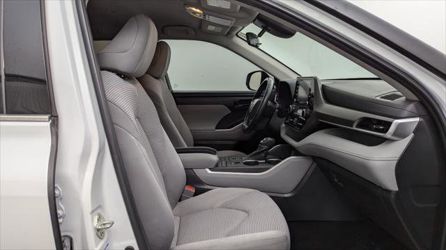 Used 2022 Toyota Highlander LE image 24