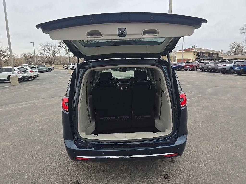 Used 2022 Chrysler Pacifica Limited image 8