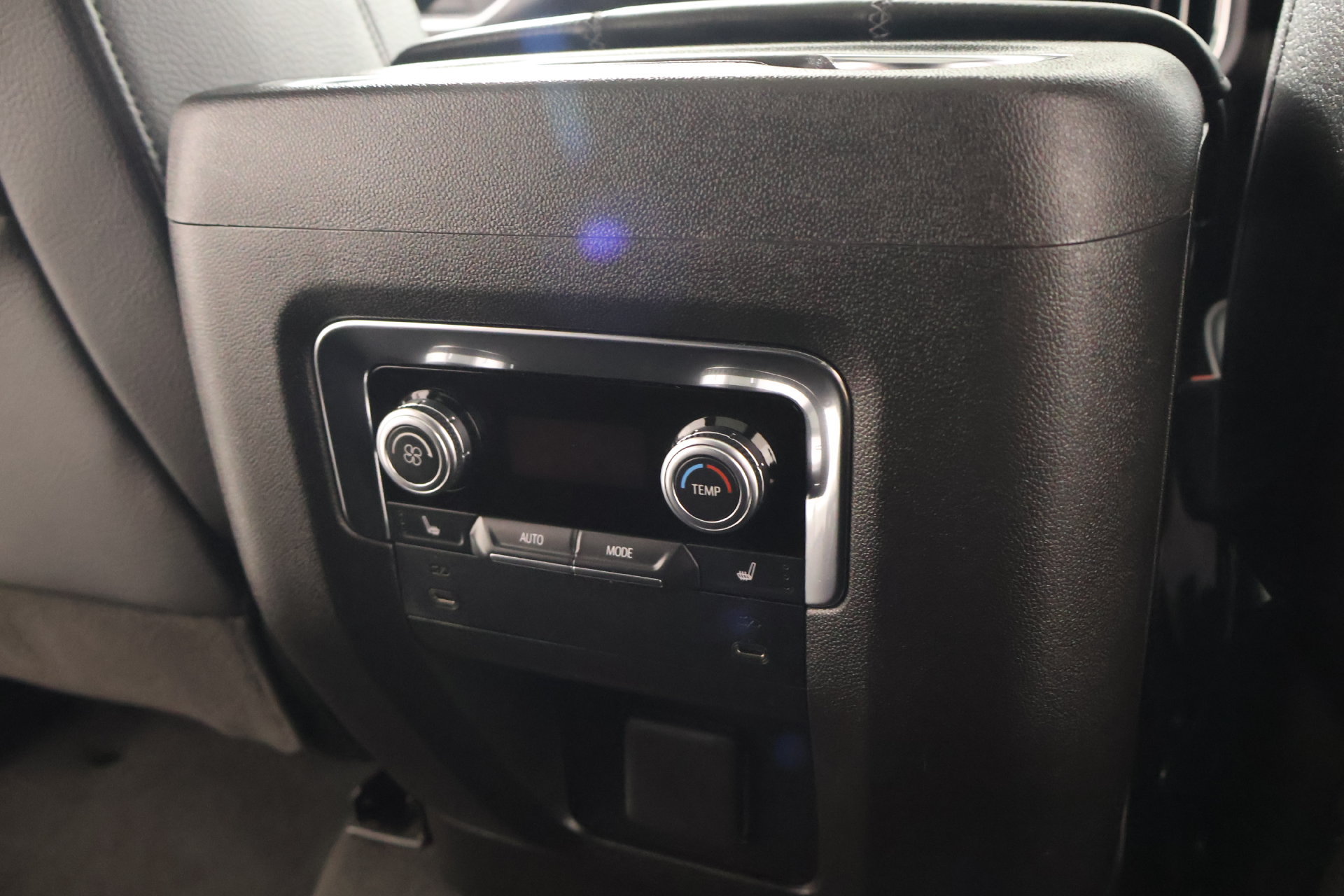 Used 2026 GMC Yukon Denali w/ Sun & Power Step Package AWD/4WD image 16