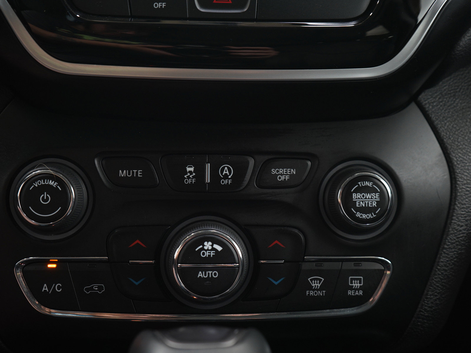 Used 2020 Jeep Cherokee Limited AWD/4WD image 28