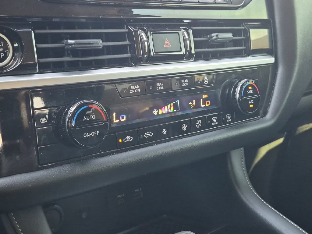 Used 2024 Nissan Pathfinder SL w/ Black Appearance Package FWD image 23