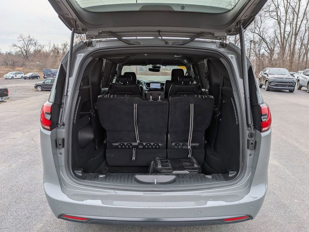 Used 2023 Chrysler Pacifica Touring-L w/ S Appearance Package image 5