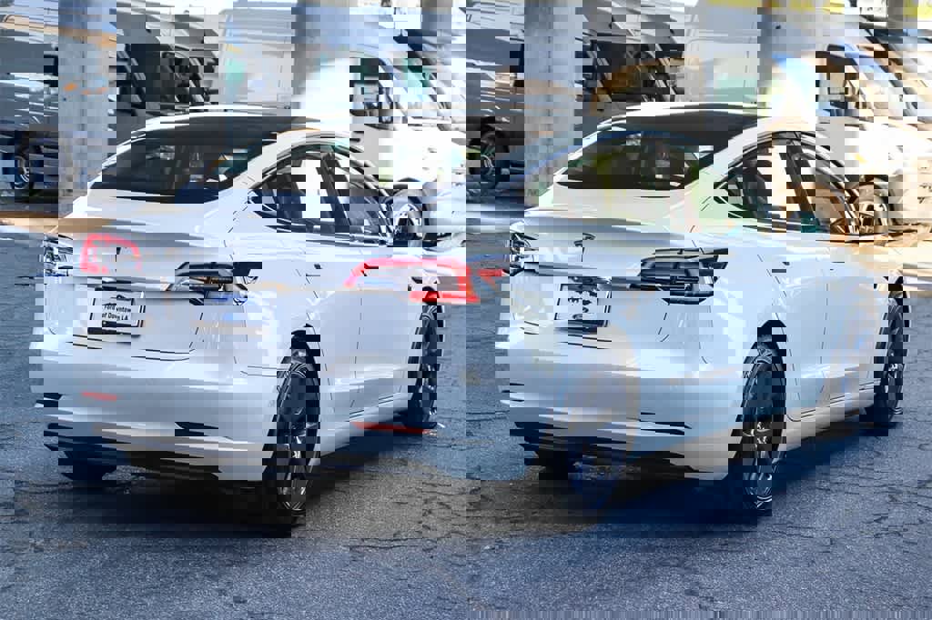 Used 2021 Tesla Model 3 Standard Range Plus image 4