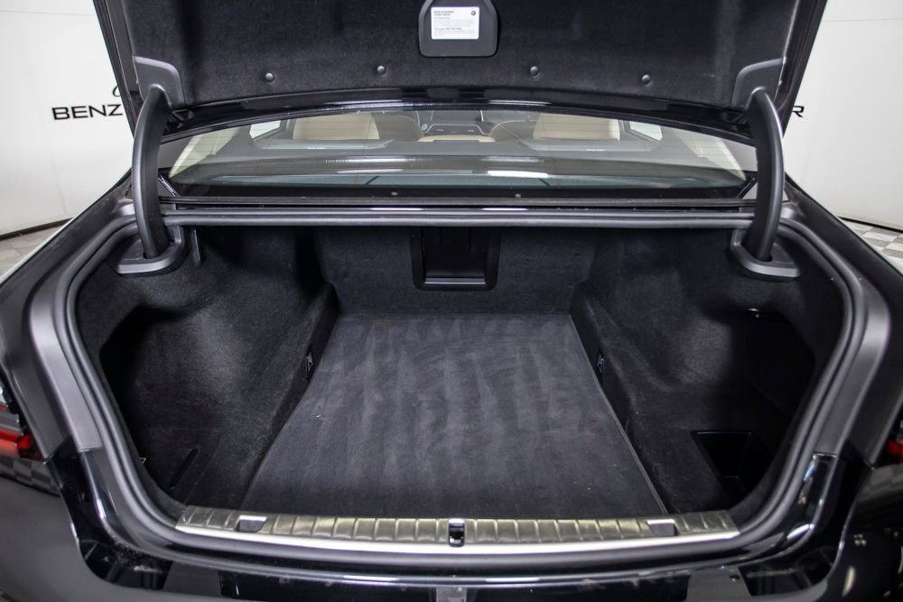 Used 2022 BMW 740i xDrive w/ Premium Package image 9