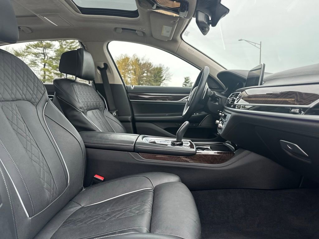 Used 2022 BMW 750i xDrive w/ Autobahn Package image 25