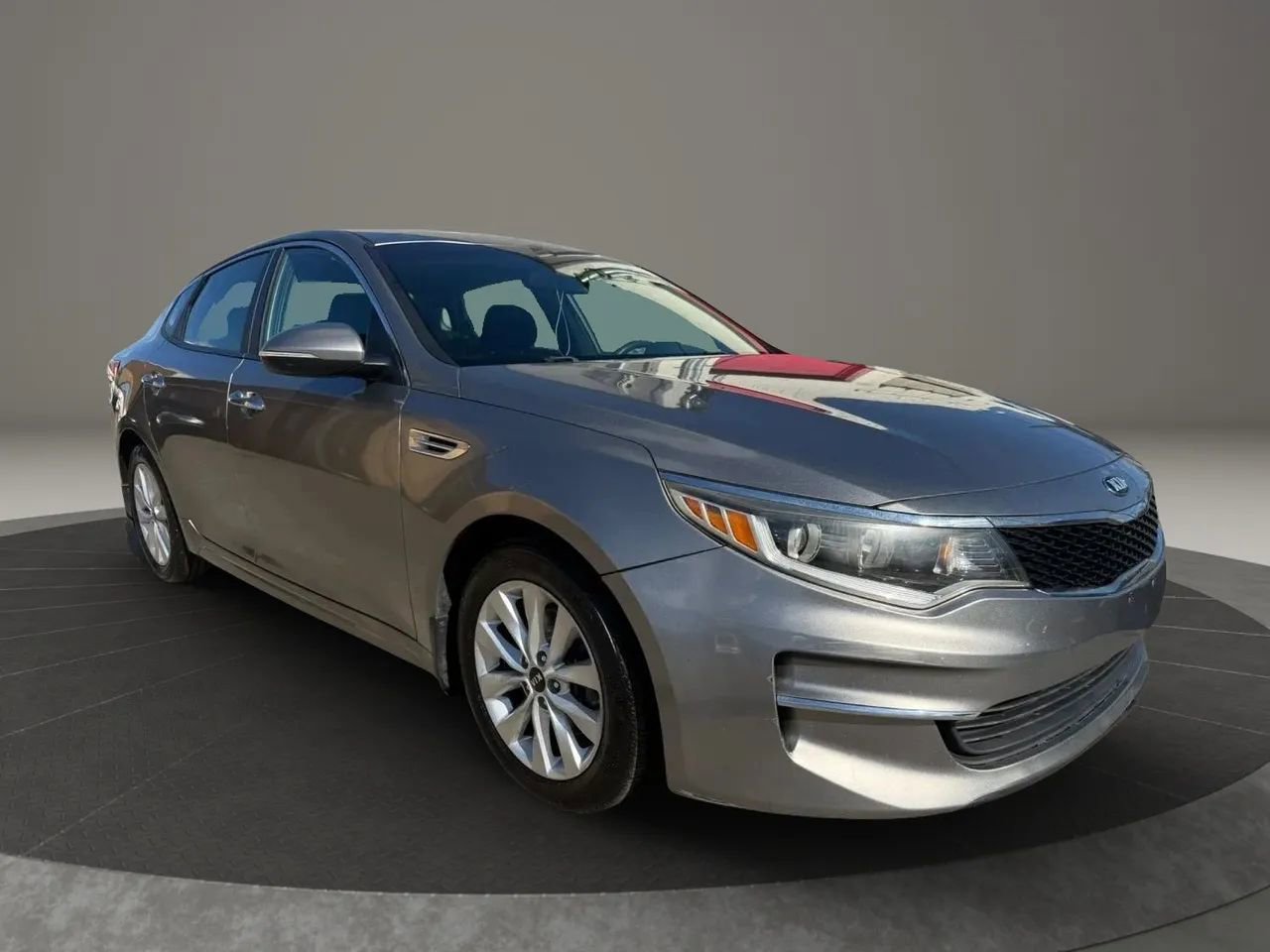 Used 2018 Kia Optima LX w/ 17" Alloy Wheels Package image 3
