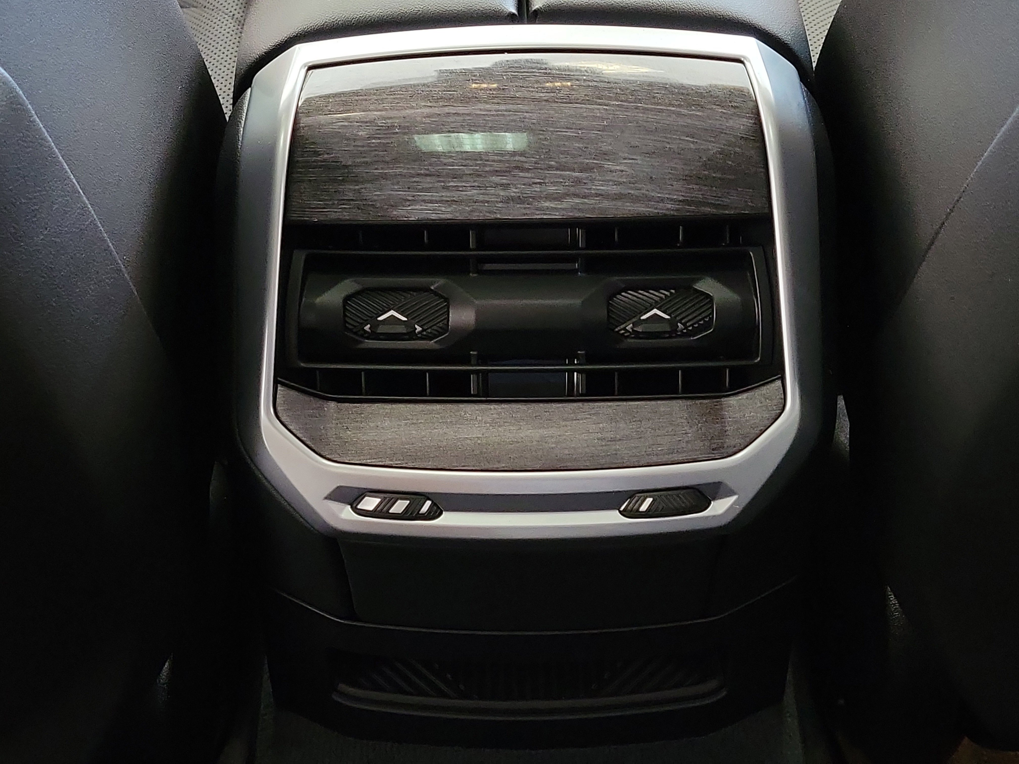 Used 2025 BMW 740i w/ Premium Package RWD image 12