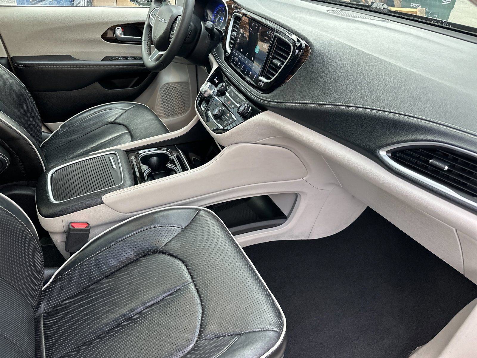 Used 2023 Chrysler Pacifica Limited image 17