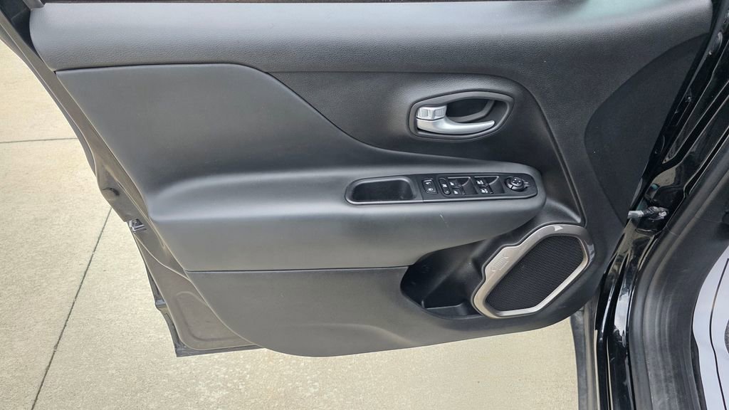 Used 2023 Jeep Renegade Latitude image 24