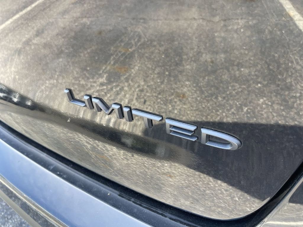 Used 2025 Chrysler Pacifica Limited FWD image 10