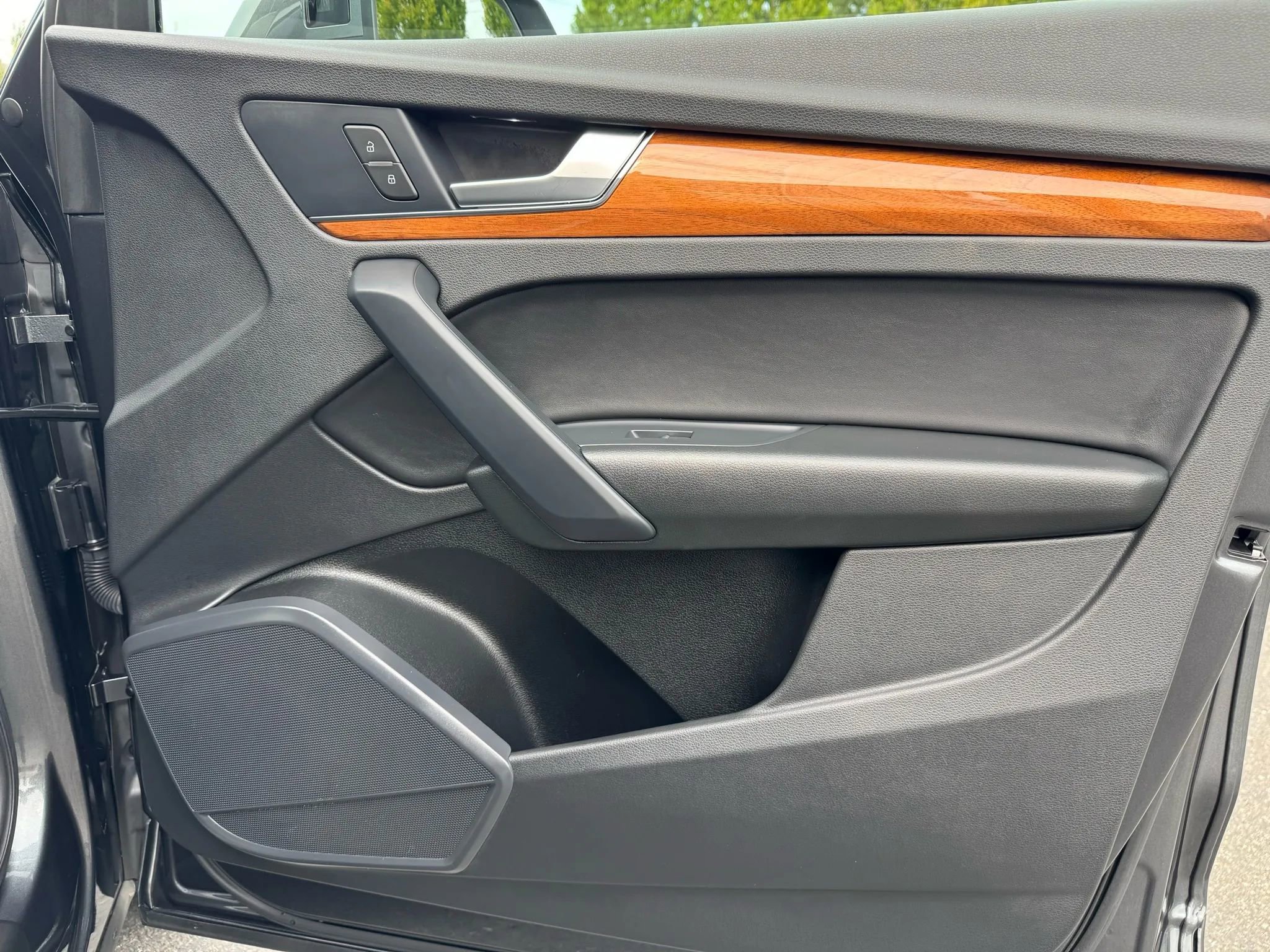 Used 2022 Audi Q5 e Premium w/ Convenience Package image 44