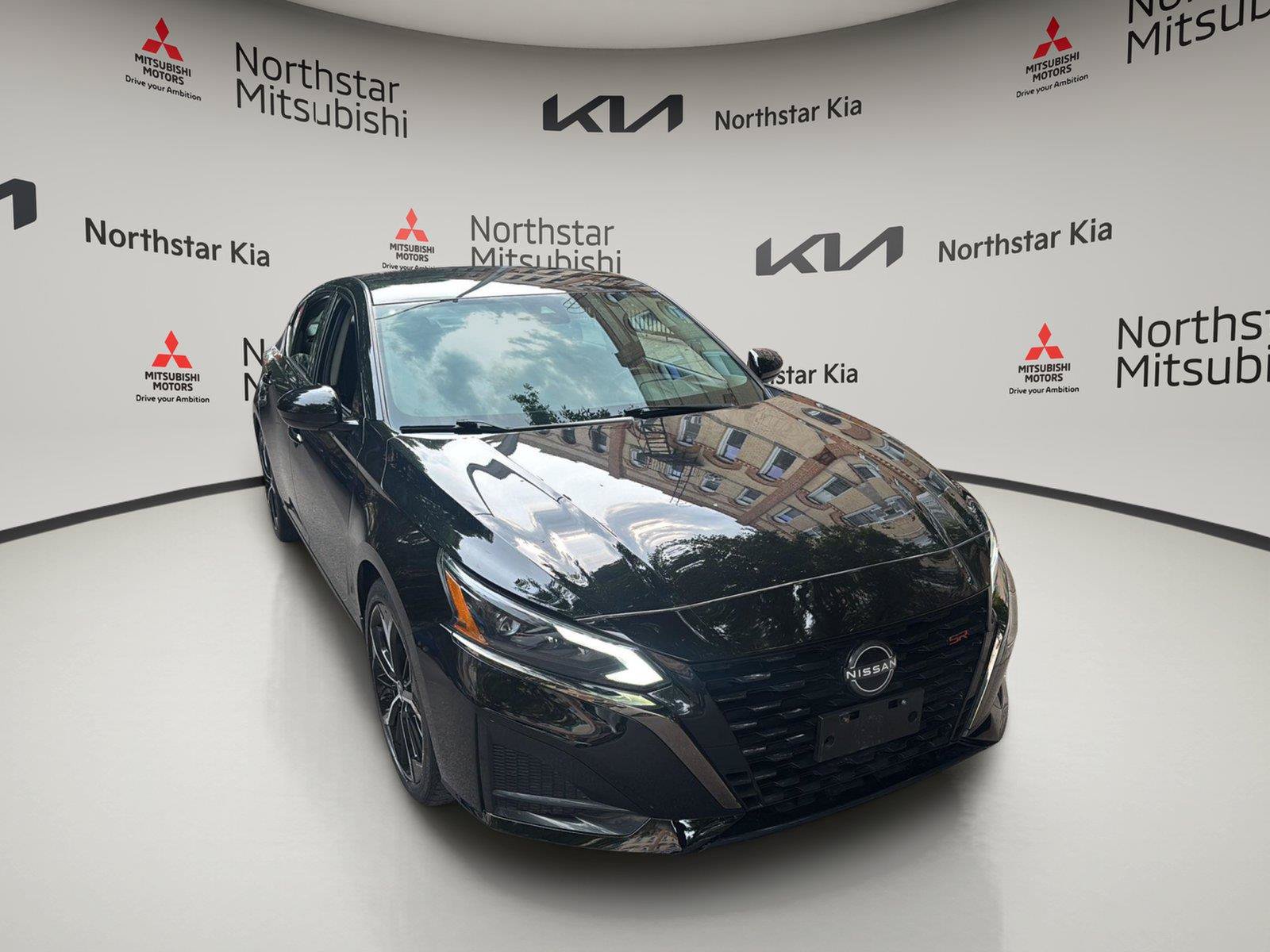 Used 2023 Nissan Altima 2.5 SR FWD image 14