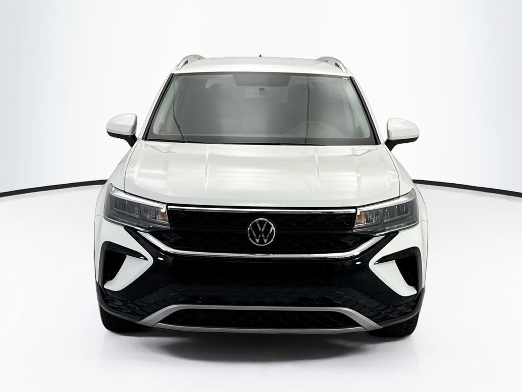 Used 2022 Volkswagen Taos SE FWD image 2