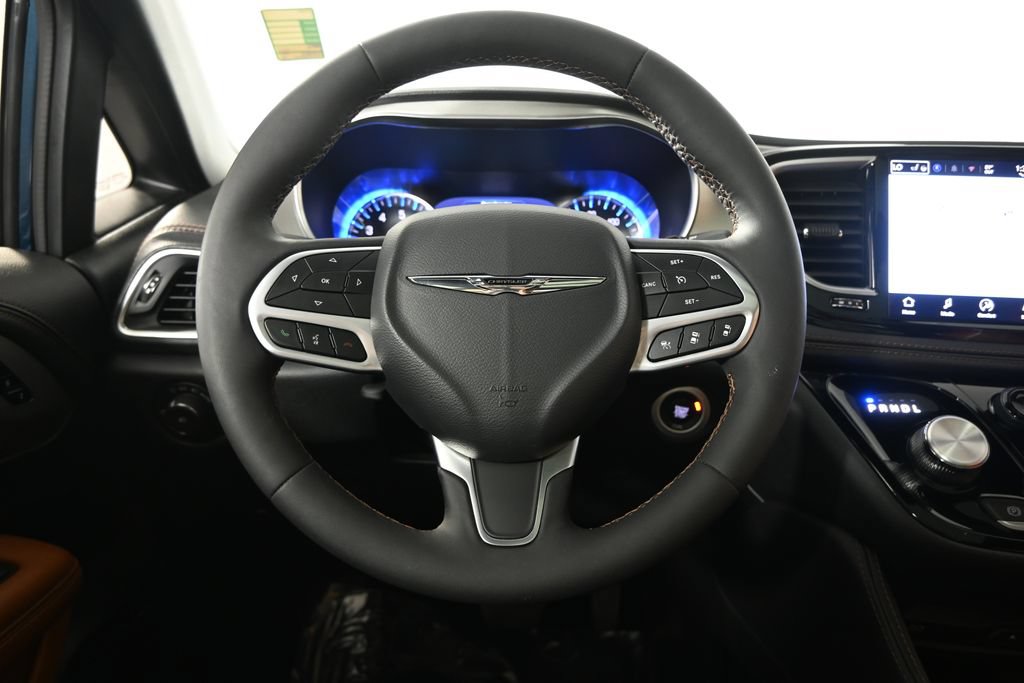 Used 2025 Chrysler Pacifica Pinnacle w/ Trailer Tow Group FWD image 36