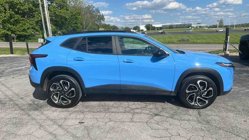 Used 2024 Chevrolet Trax RS FWD image 2