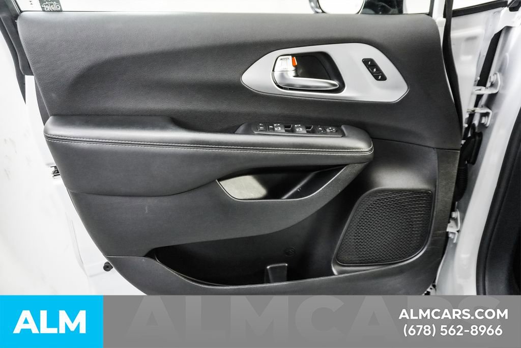 Used 2025 Chrysler Pacifica Limited FWD image 46