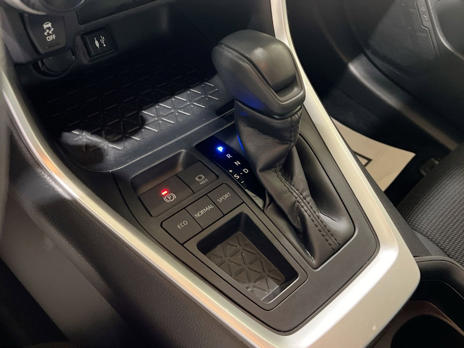 Used 2019 Toyota RAV4 LE image 20