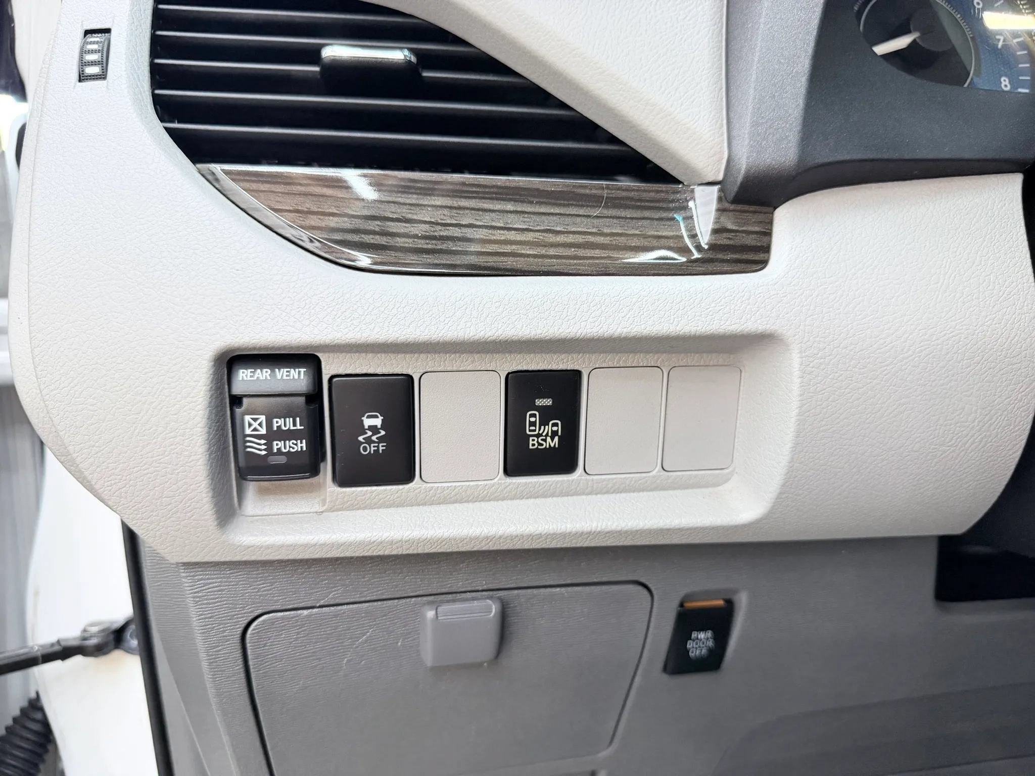 Used 2017 Toyota Sienna XLE FWD image 16