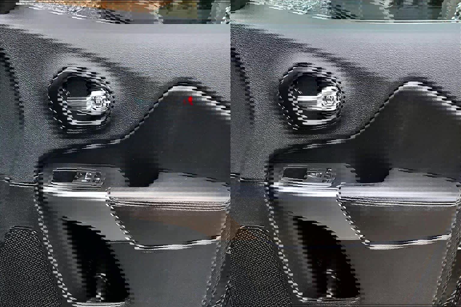 Used 2019 Jeep Cherokee Limited image 22