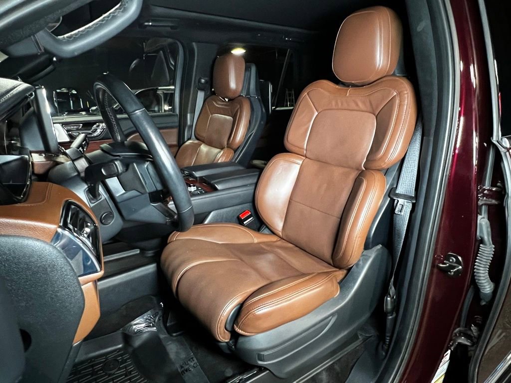 Used 2023 Lincoln Navigator Reserve AWD/4WD image 3
