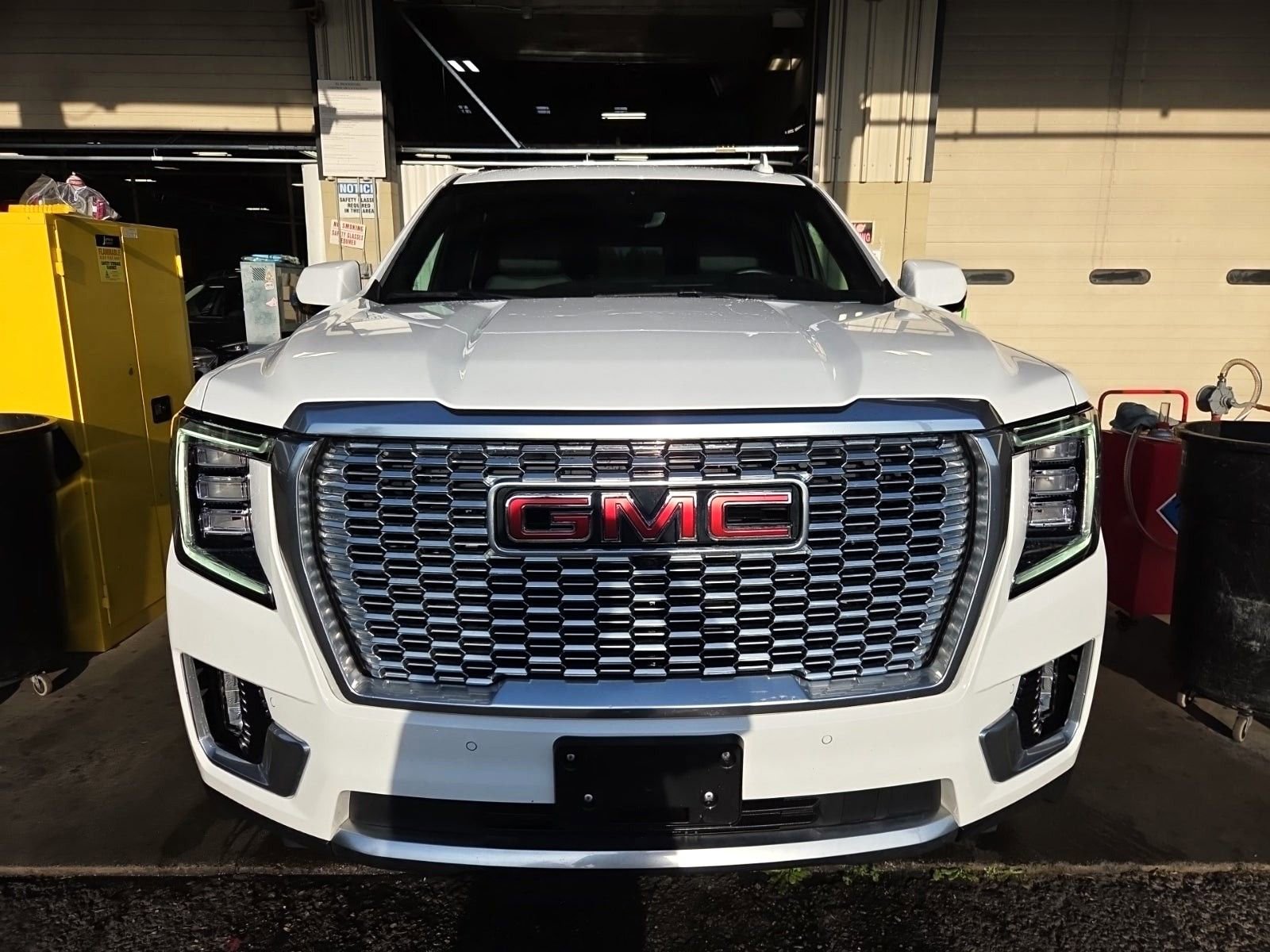 Used 2024 GMC Yukon Denali w/ Advanced Technology Package AWD/4WD image 2