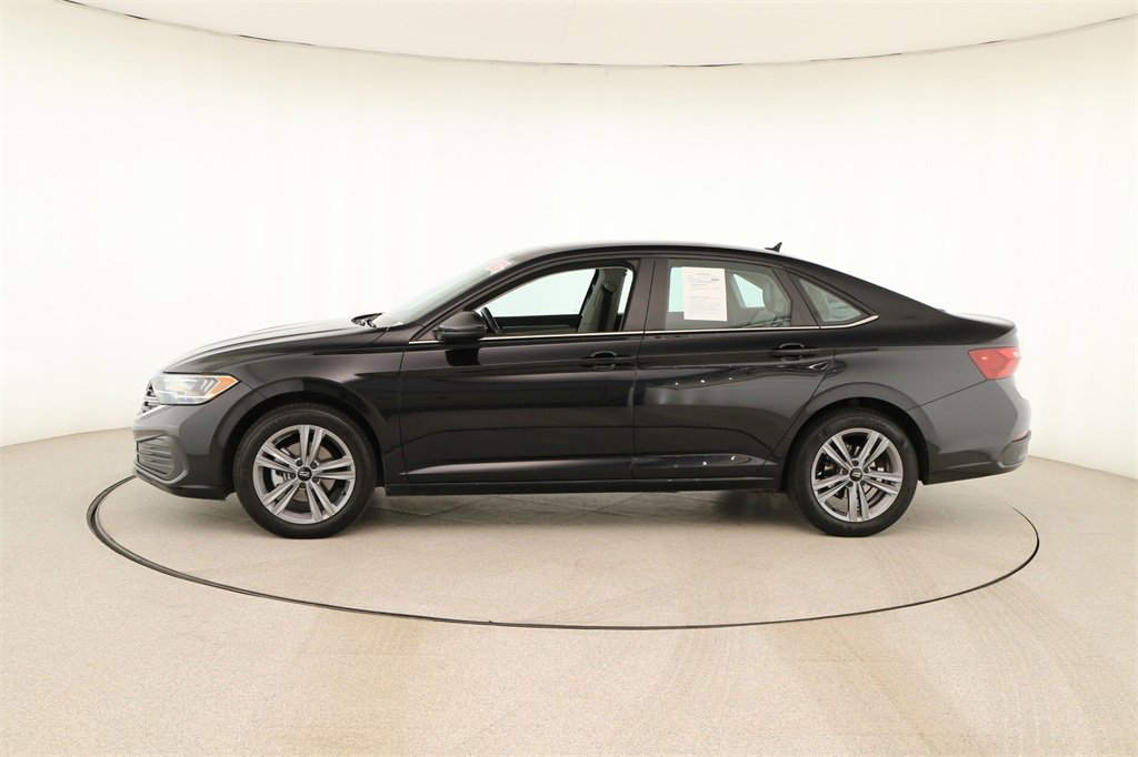 Used 2023 Volkswagen Jetta SE image 2