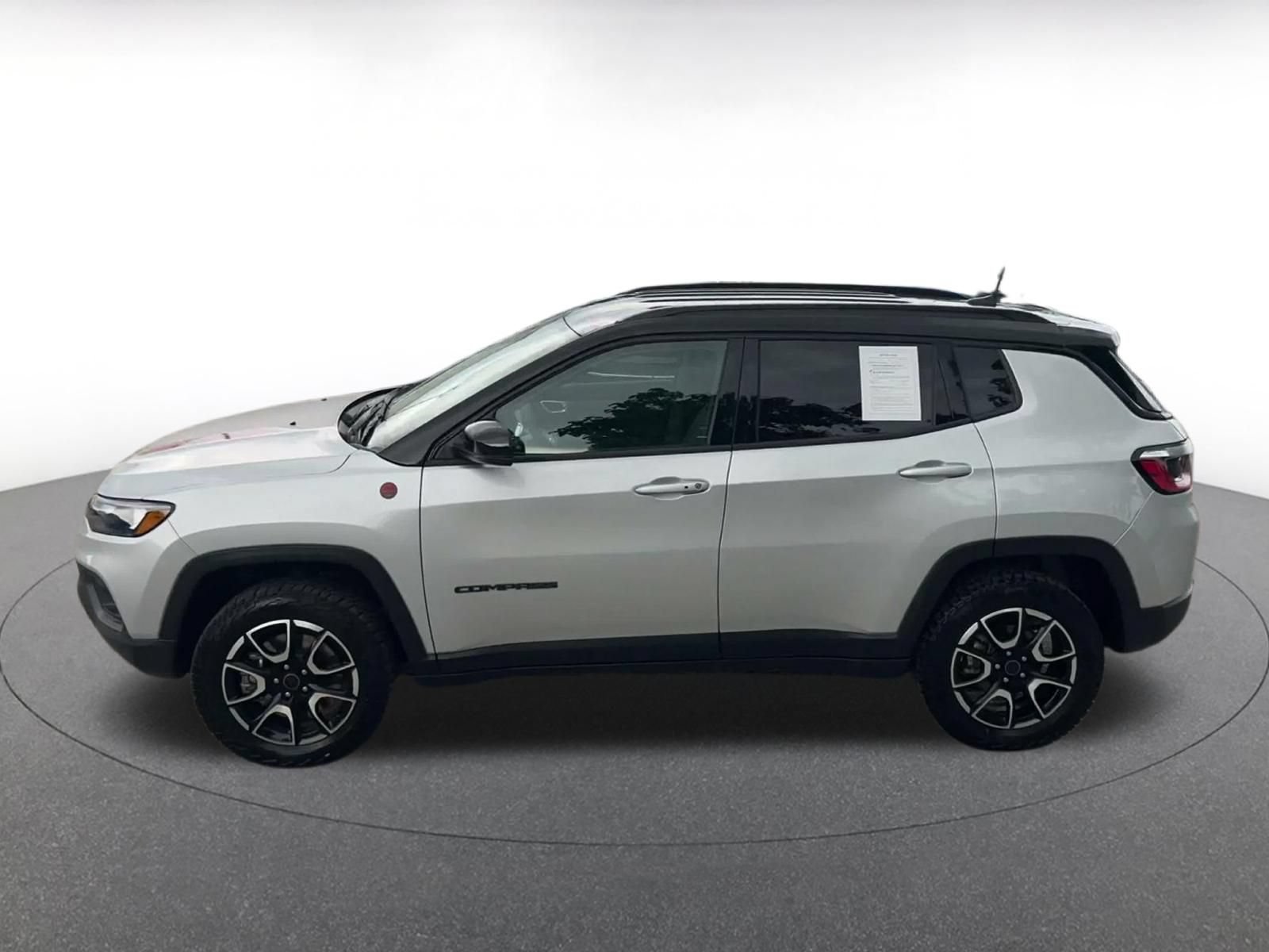 Used 2025 Jeep Compass Trailhawk AWD/4WD image 9