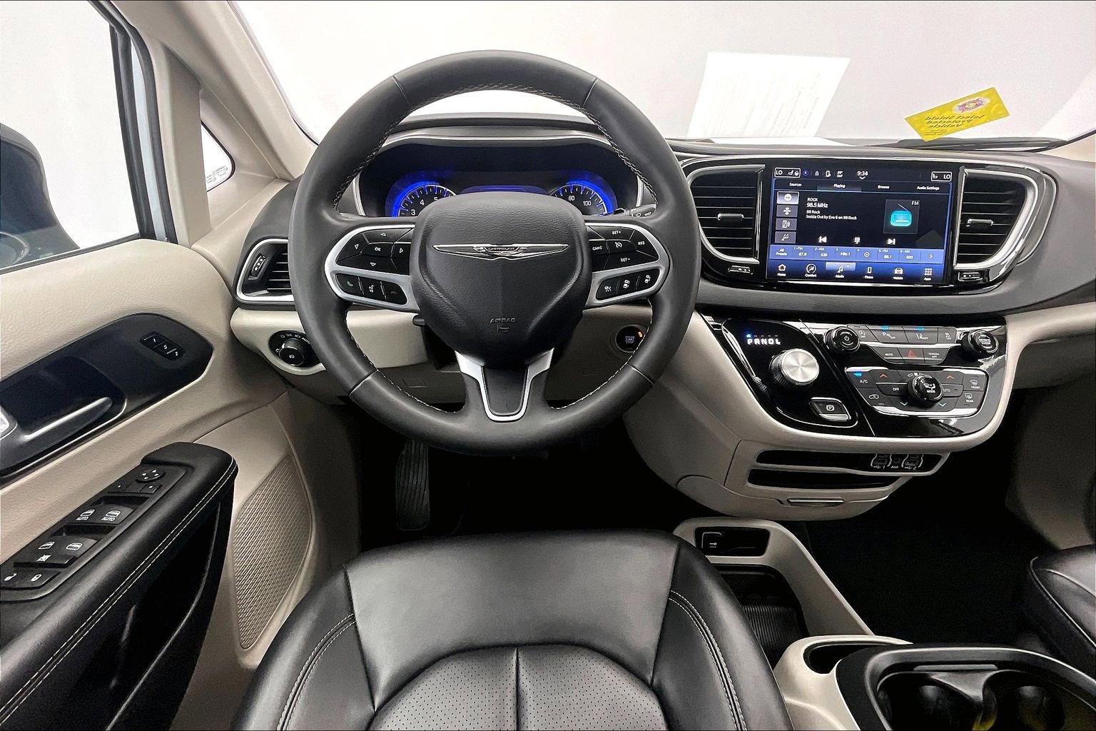 Used 2024 Chrysler Pacifica Touring-L image 4
