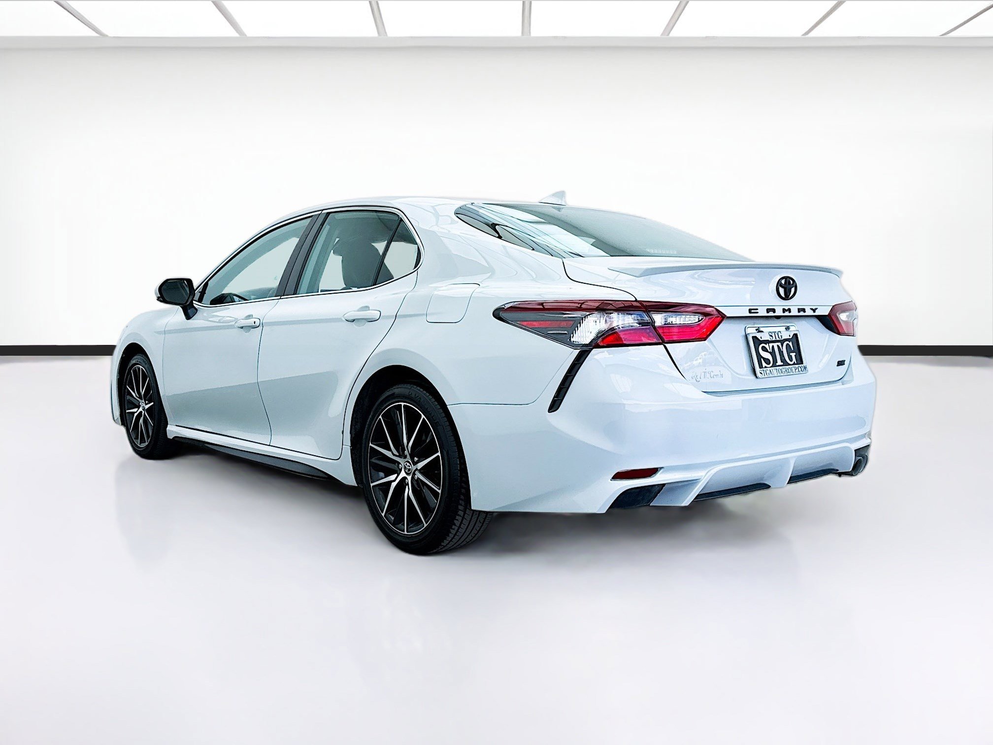 Used 2022 Toyota Camry SE FWD image 6