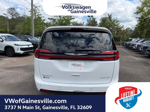 Used 2024 Chrysler Pacifica Limited FWD image 5