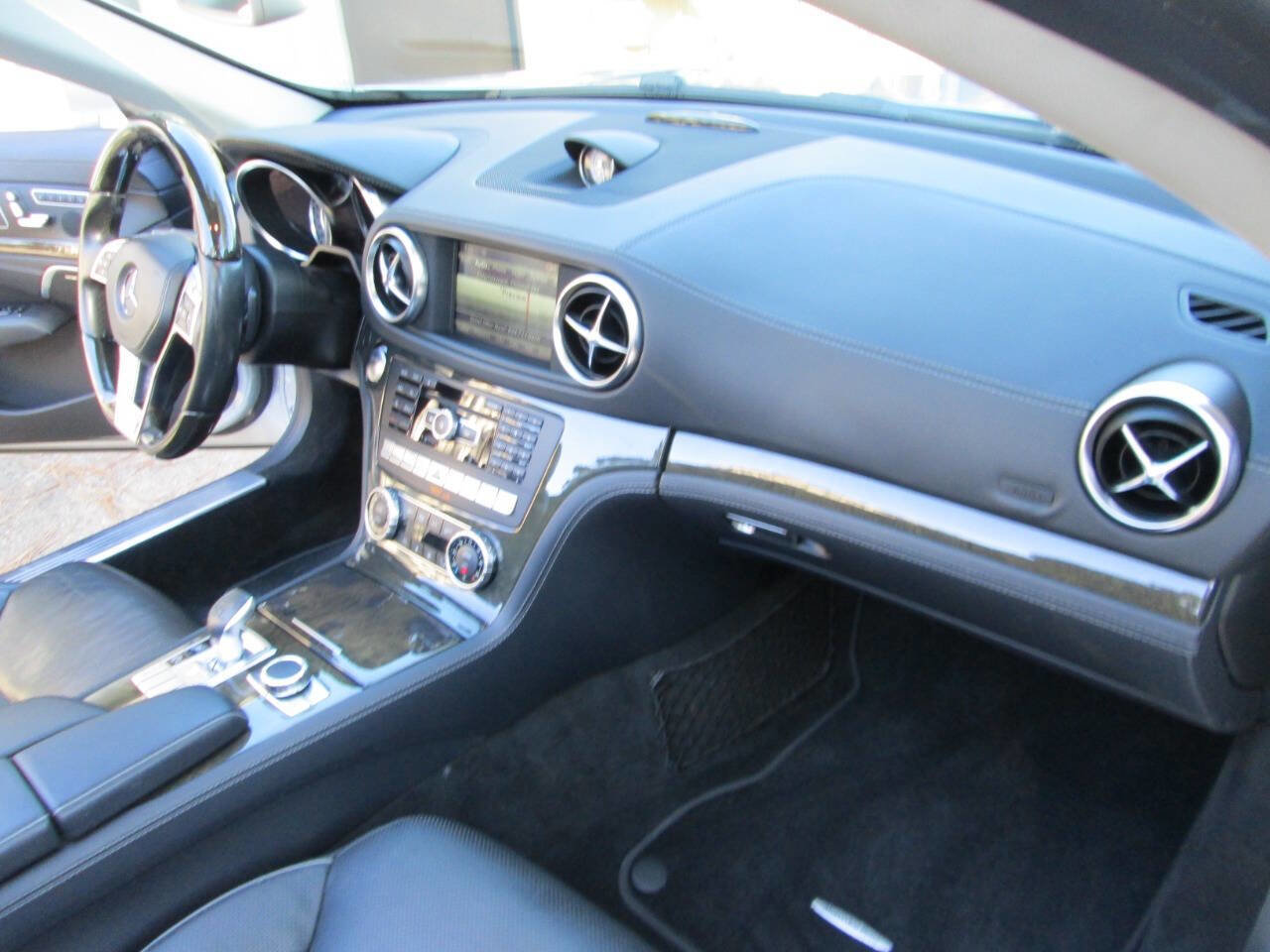 Used 2015 Mercedes-Benz SL 550 image 25