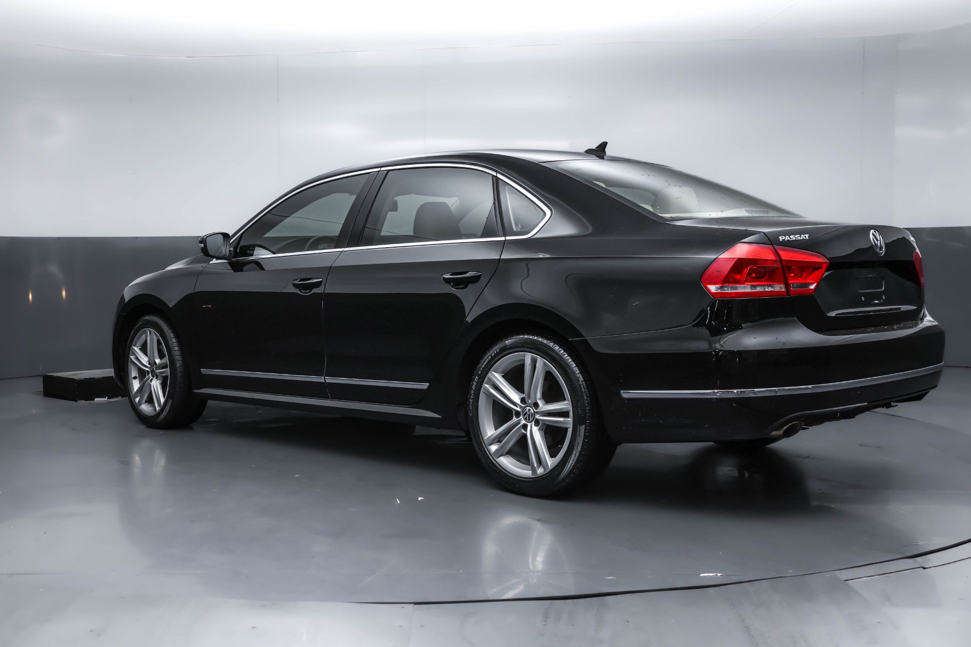Used 2013 Volkswagen Passat TDI SEL Premium image 3