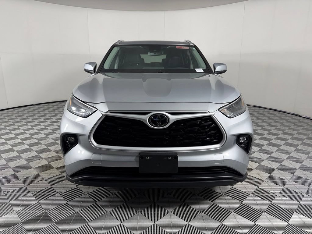 Used 2025 Toyota Highlander XLE FWD image 3