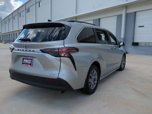 Used 2024 Toyota Sienna XLE FWD image 5