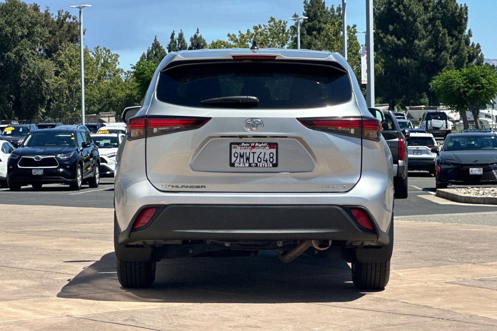 Used 2024 Toyota Highlander LE AWD/4WD image 5