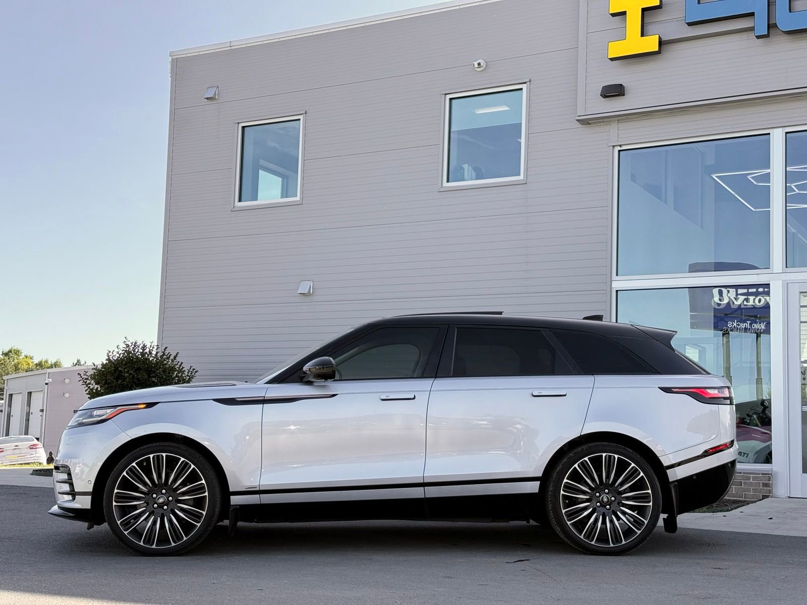 Used 2018 Land Rover Range Rover Velar R-Dynamic HSE AWD/4WD image 13