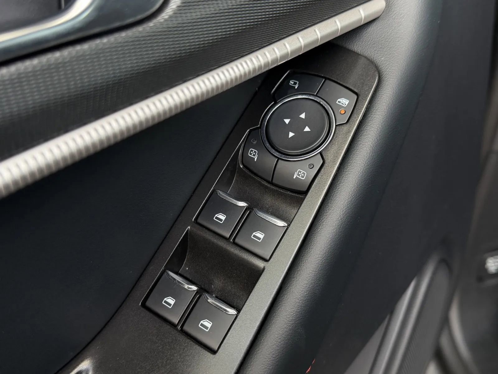 Used 2025 Ford Explorer ST image 27