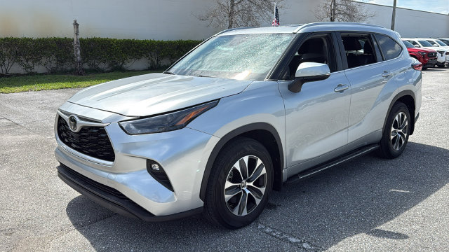 Used 2023 Toyota Highlander XLE FWD image 3