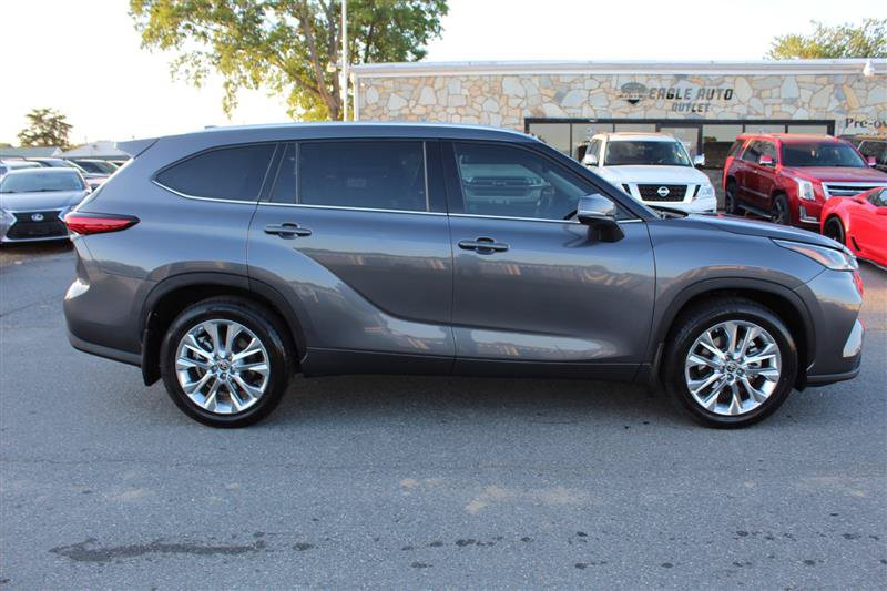 Used 2021 Toyota Highlander XLE AWD/4WD image 8