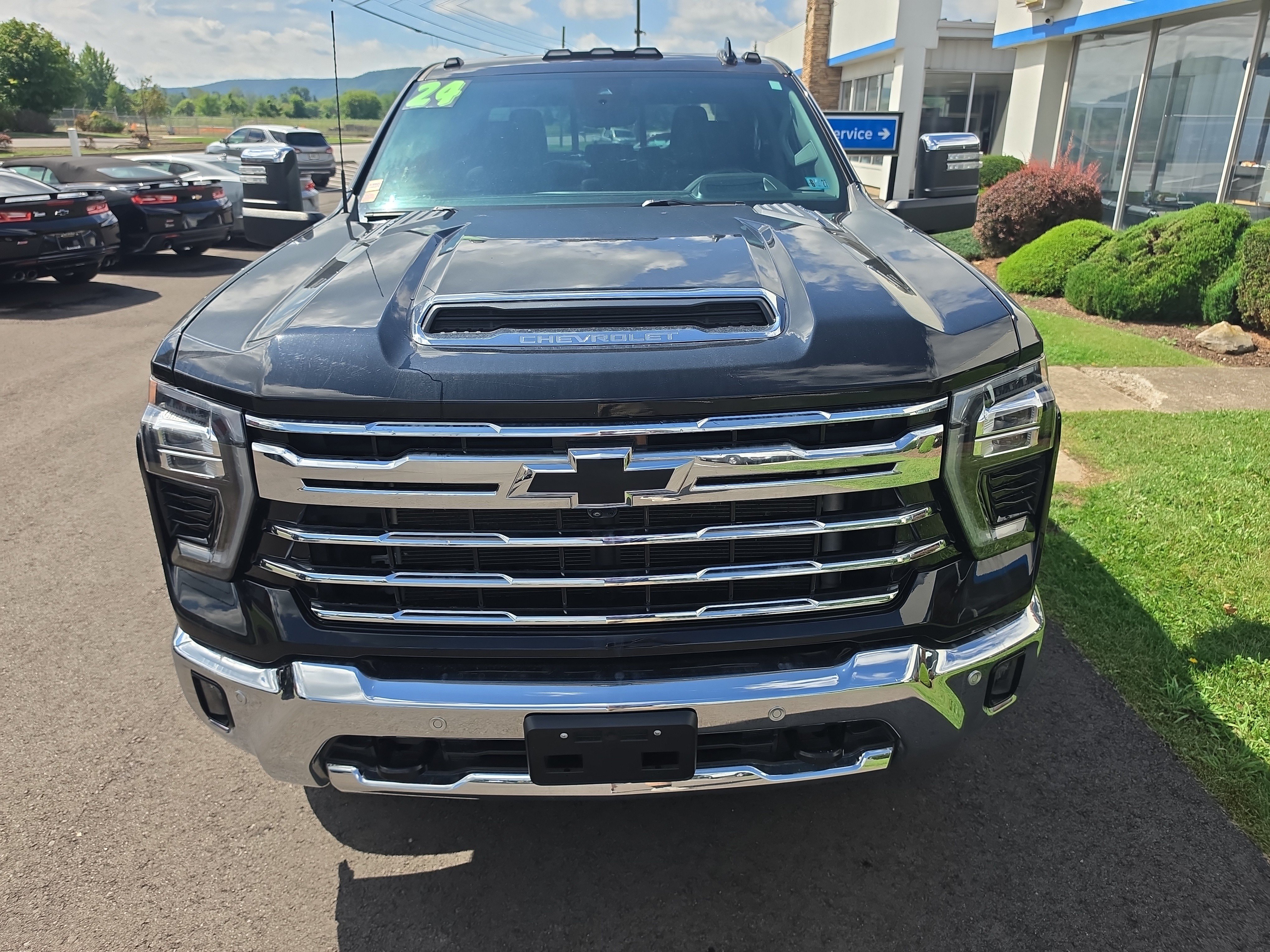 Used 2024 Chevrolet Silverado 2500 LTZ w/ LTZ Plus Package AWD/4WD image 9