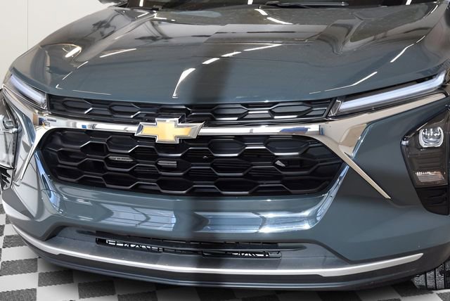 Used 2025 Chevrolet Trax LT FWD image 14