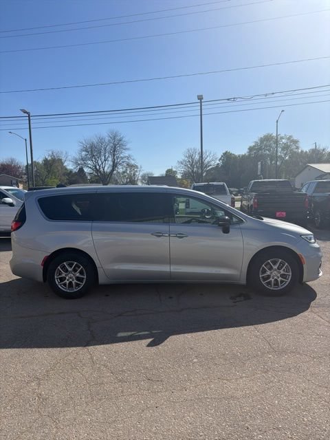 Used 2024 Chrysler Pacifica Touring-L FWD image 17