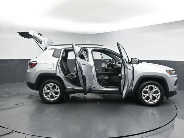 Used 2024 Jeep Compass Latitude AWD/4WD image 38