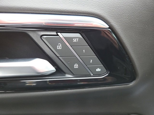 Used 2025 Chevrolet Suburban RST image 15