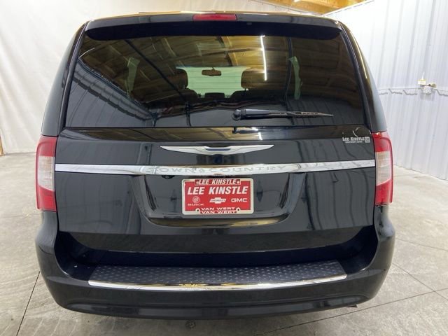 Used 2014 Chrysler Town & Country Touring FWD image 7